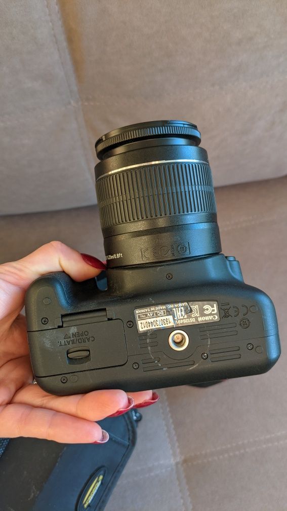 Продам зеркальний фотоапарат EOS 1200D EF-S 18-55 IS II Kit