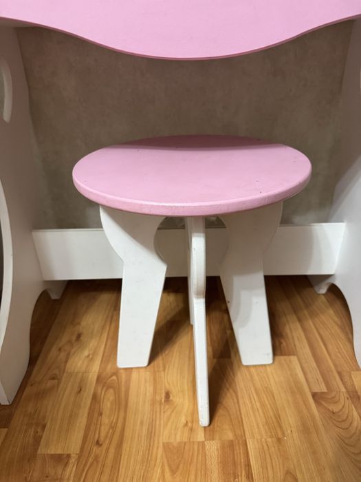 Стіл для дівчинки , комод в дитячу кімнату , трюмо