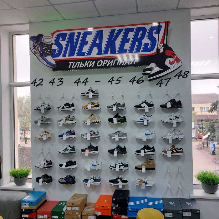 Продам СРОЧНО бізнес магазин взуття та одягу Sneakers