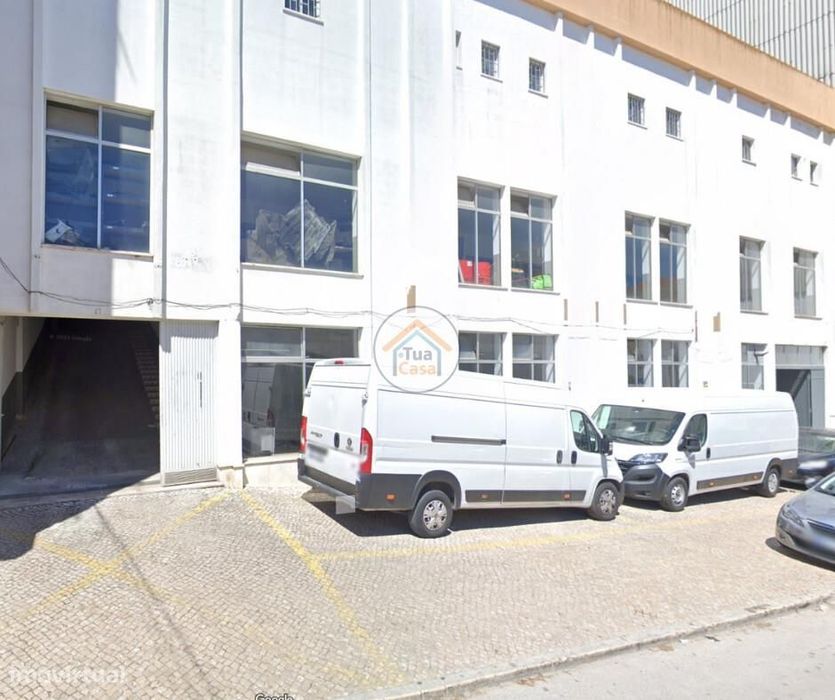 Arrendo armazém com 700 m2 no centro de Cruz de Pau, ideal para serviç
