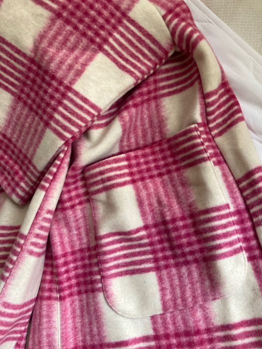 Casaco rosa e branco