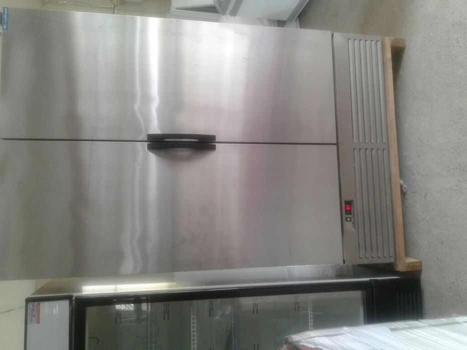 Шафа  шкаф холодильний універсальний регали горки .  морозилки бонети