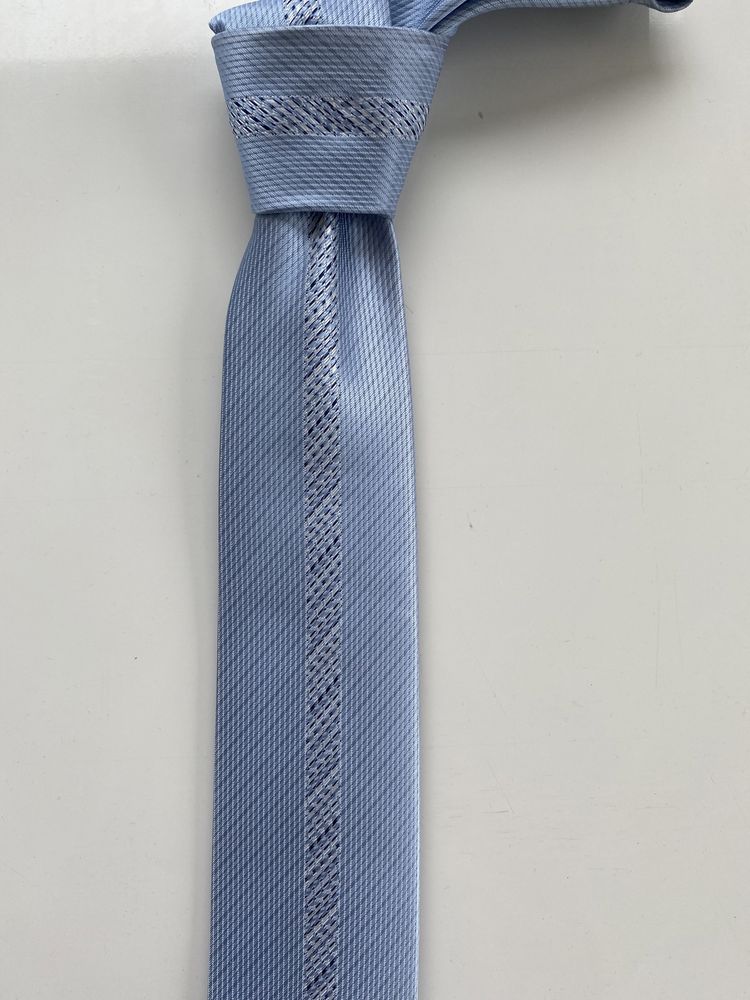 Krawat męski nowy 7 cm szerokość kolor niebieski nie używany