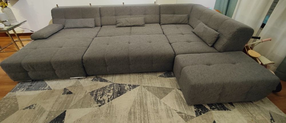 Sofá de tecido cinzento