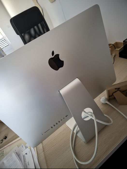 IMac 21'5 com teclado  e rato