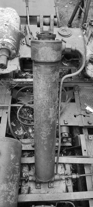 Цилиндр подъема мачты на буровую установку УРБ 2,5