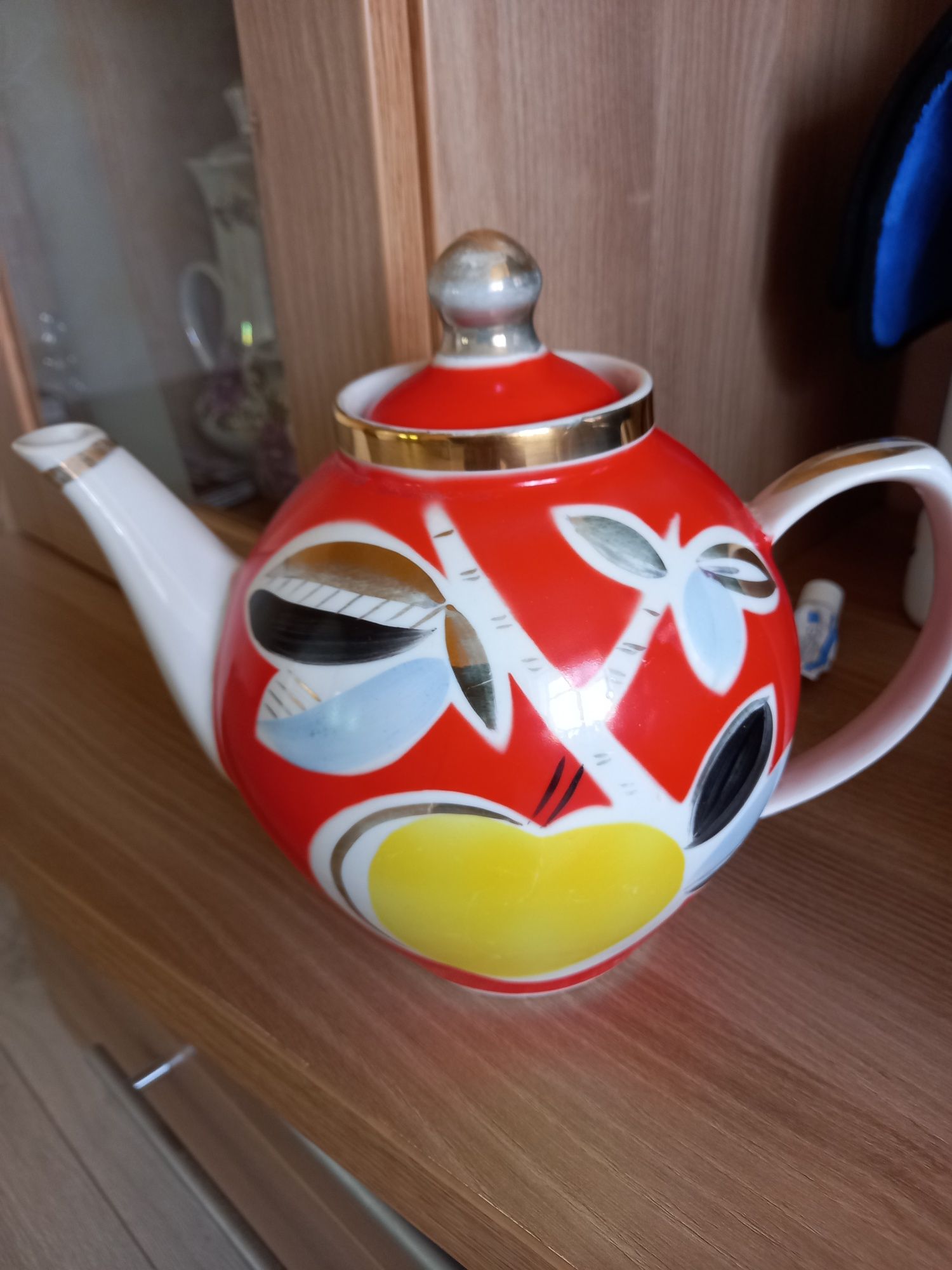 Посуда, чайник , супница.