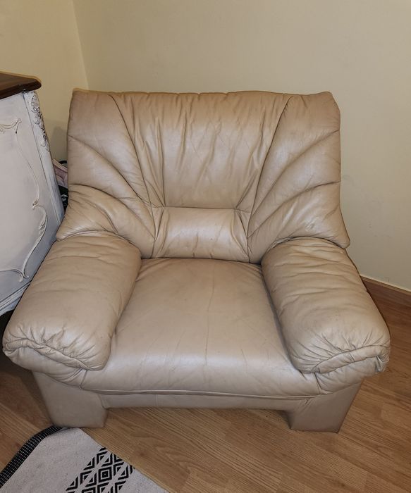 2 sofás individuais em pele