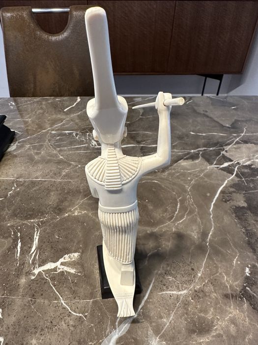 Estatua material nobre