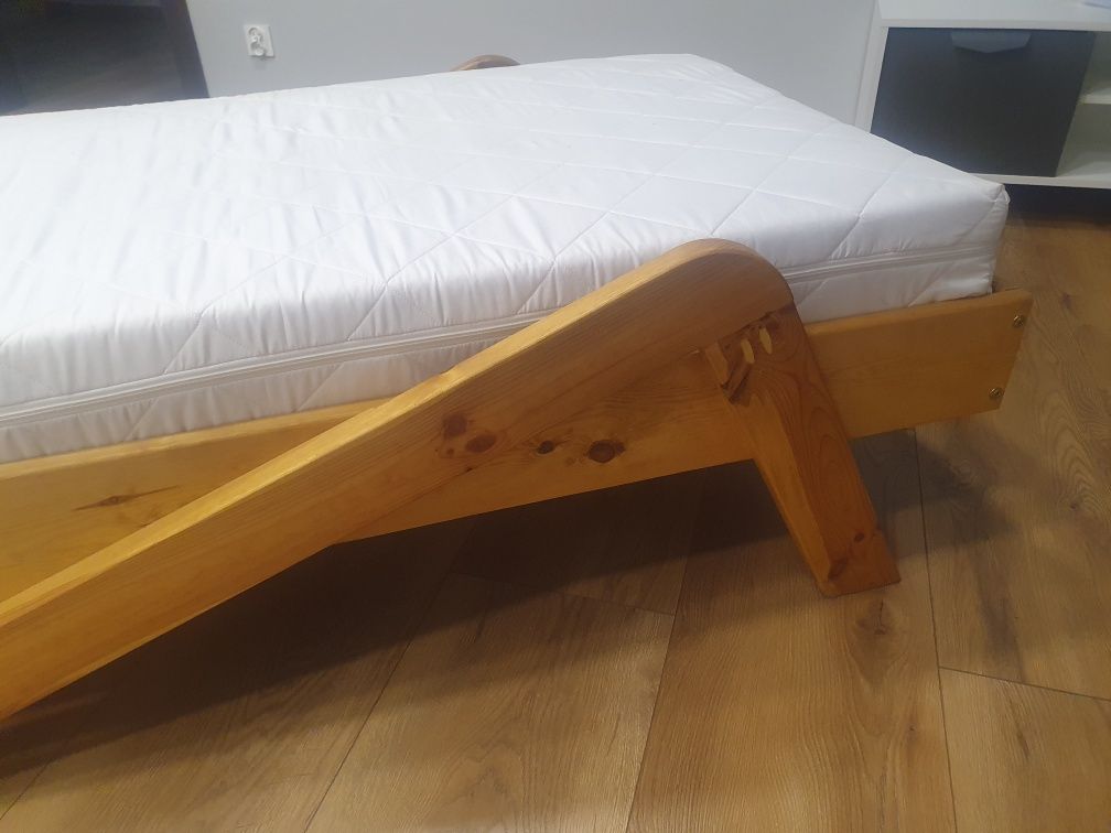 Łóżko dziecięce drewniane z materacem