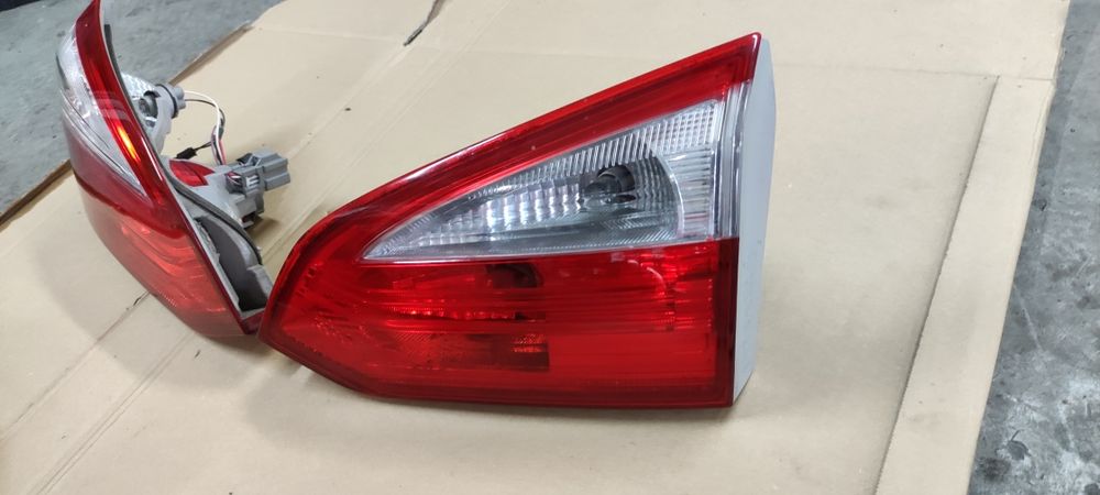 Lampa LED prawa lewa tył tylna w klapę Ford Focus mk3 III kombi oryg