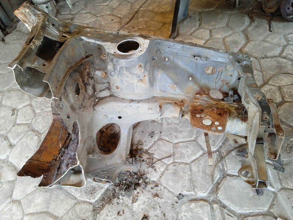 Левая четверть Тойота Королла Е90