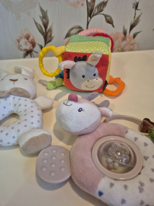 Набір дитячих іграшок - брязгальце, прорізувач