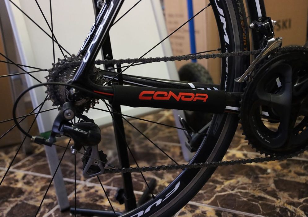 Opaska neoprenowa ochronna ramy pod łańcuchem CONOR czerwona na rzepy