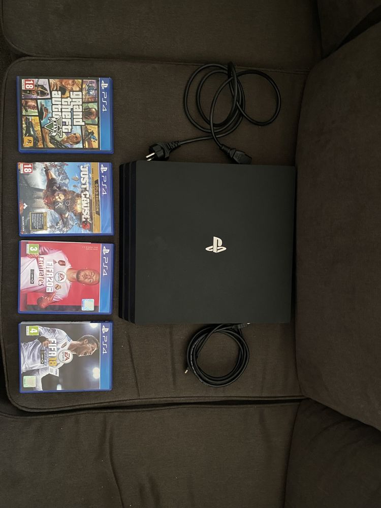 Ps4 PRO + fifa 18 , fifa 20, gta 5 , just cause 3