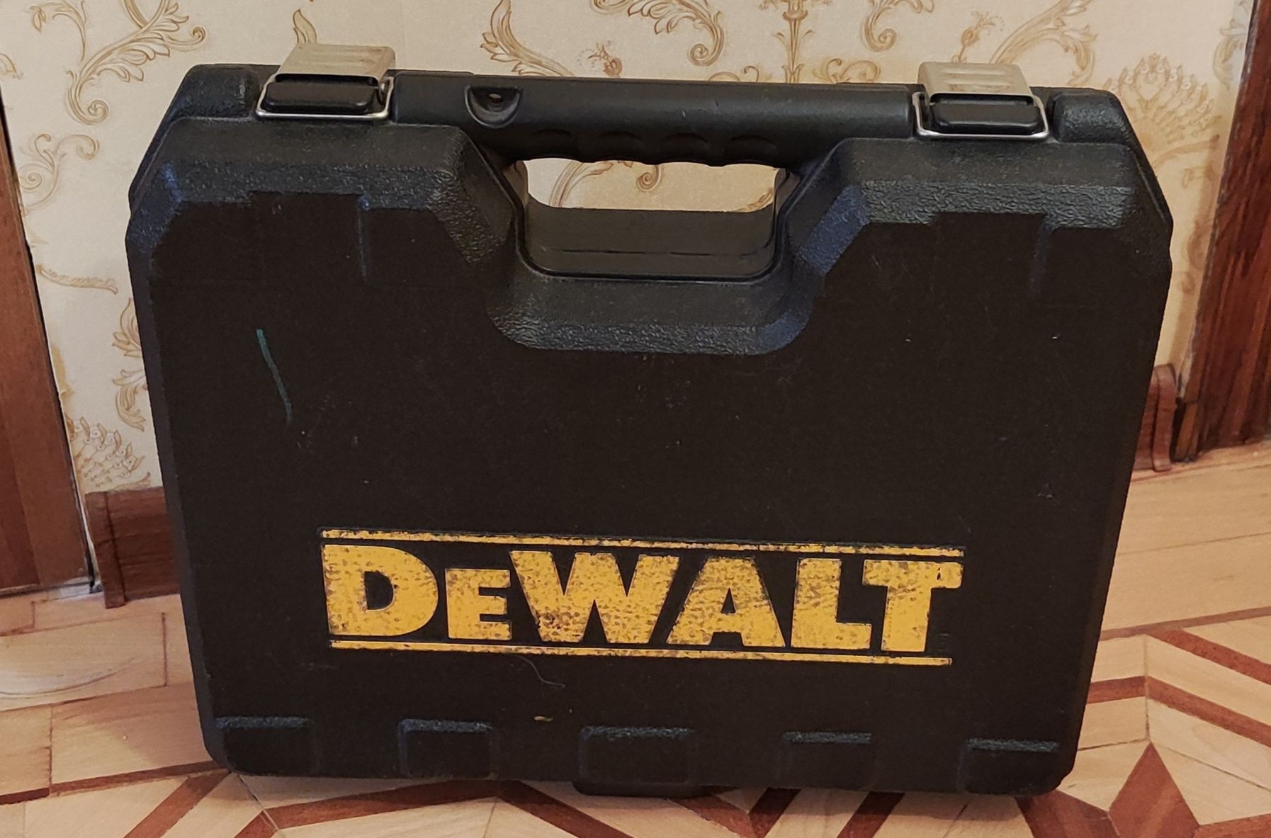 Кейс чемодан ящик DeWalt от шуруповерта DCD734S2 в хорошем состоянии