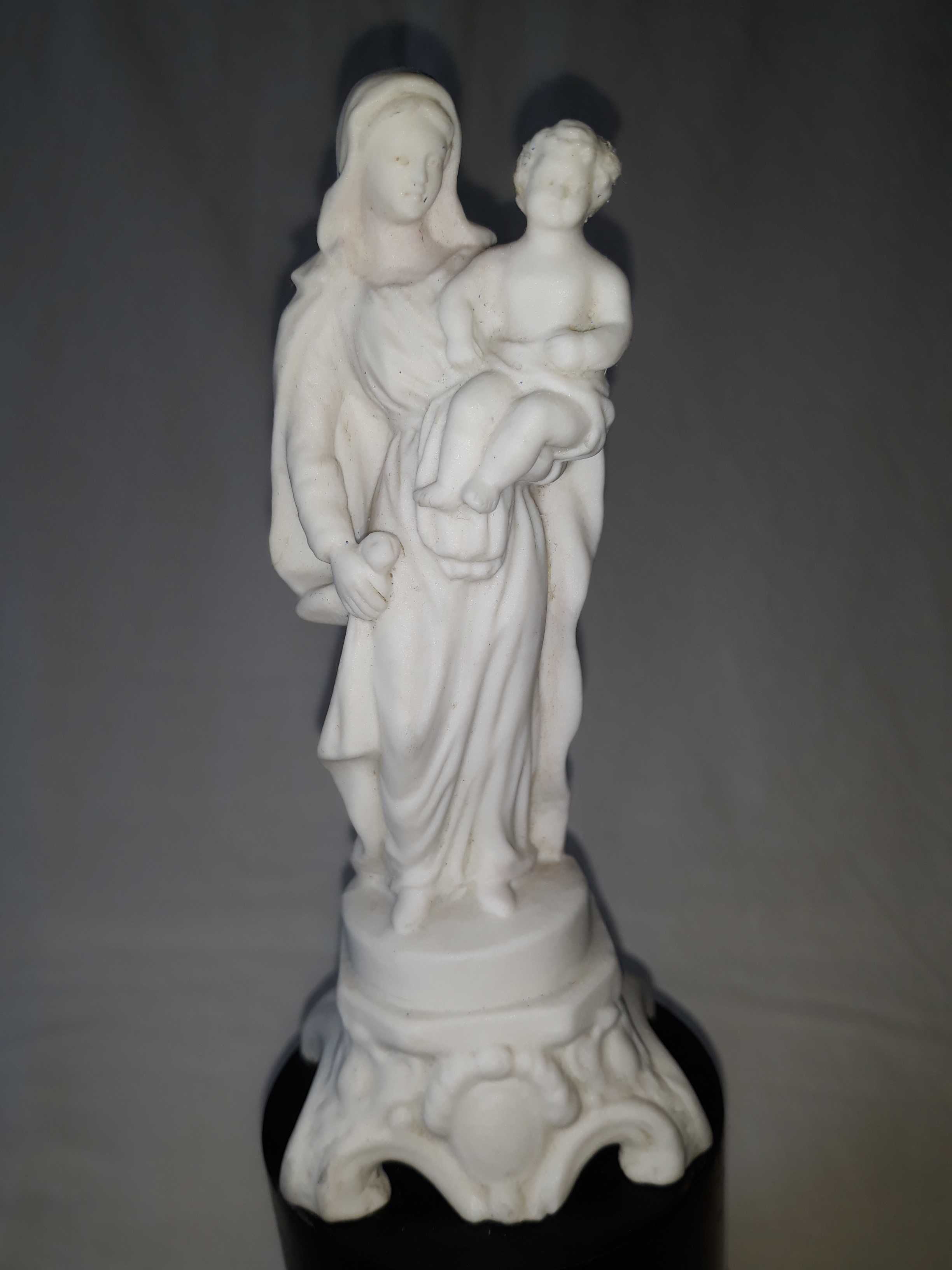 unikatowa porcelanowa figurka Madonna z Dzieciątkiem na postumencie