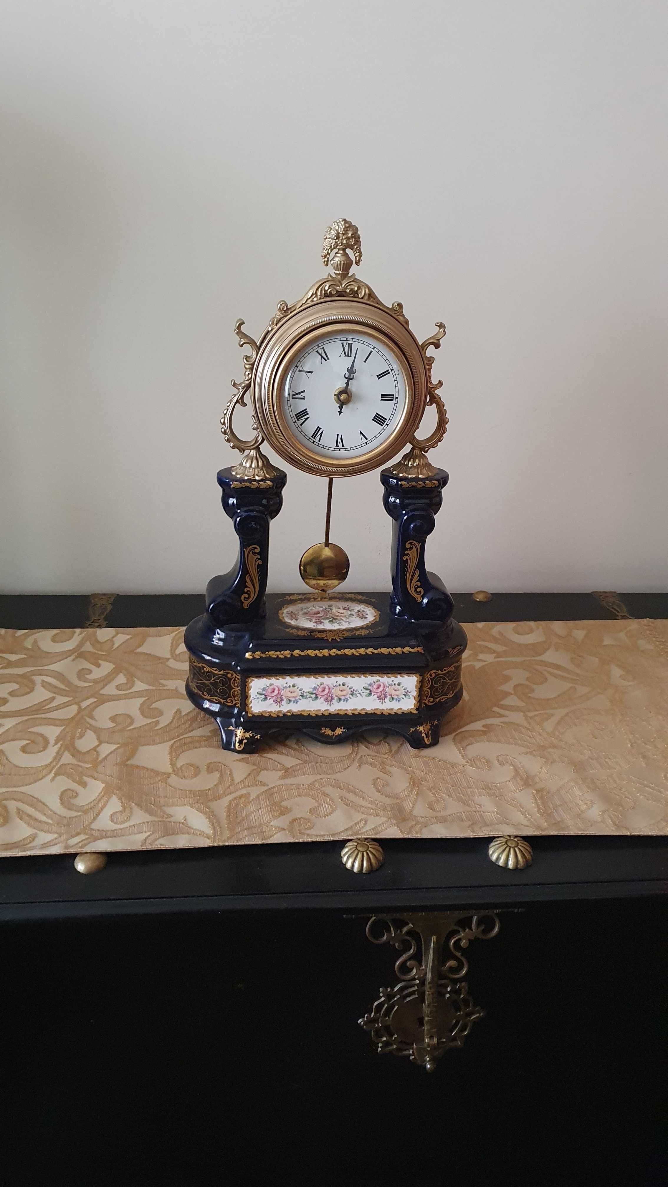 Relógio de pêndulo de mesa em porcelana Masoni, pintado à mão.