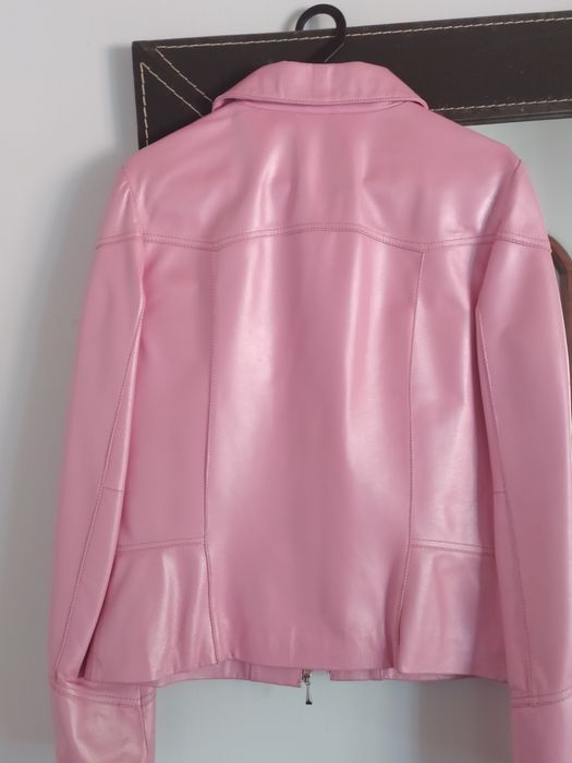 Blusão em pele genuína.