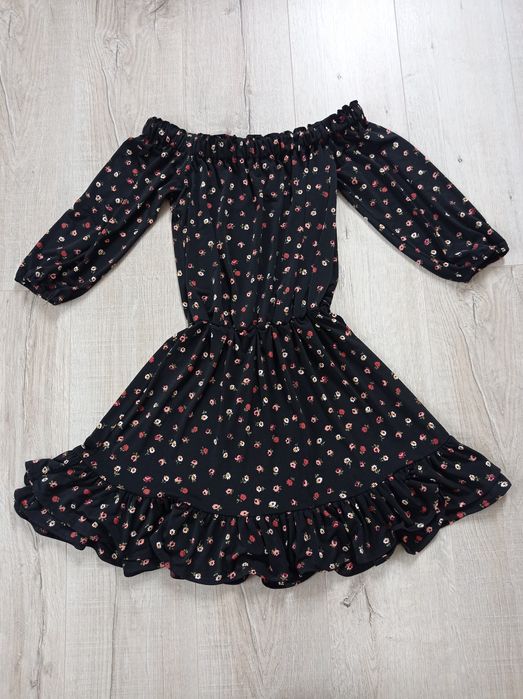 Czarna sukienka w kwiatki Mohito