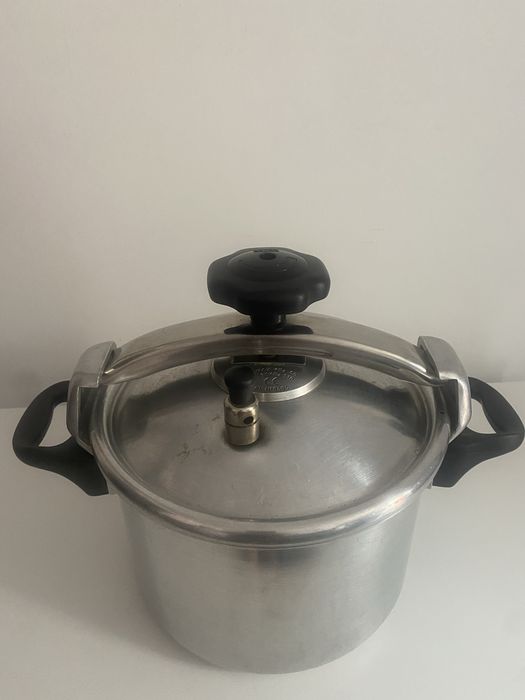 Panela de pressão, cuscuzeira e forma de pudim pequena com tampa