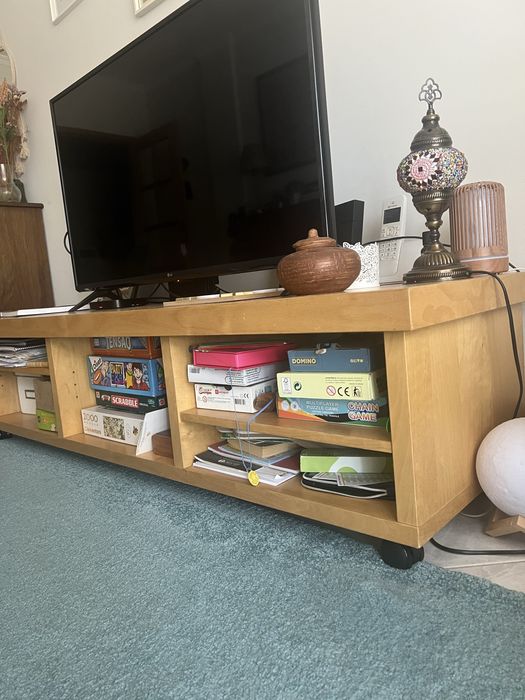 Móvel de TV com rodas