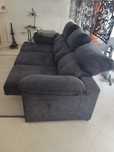 Sofa chaise long cinza escuro e puff