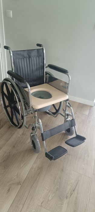 Wózek inwalidzki z toaletką