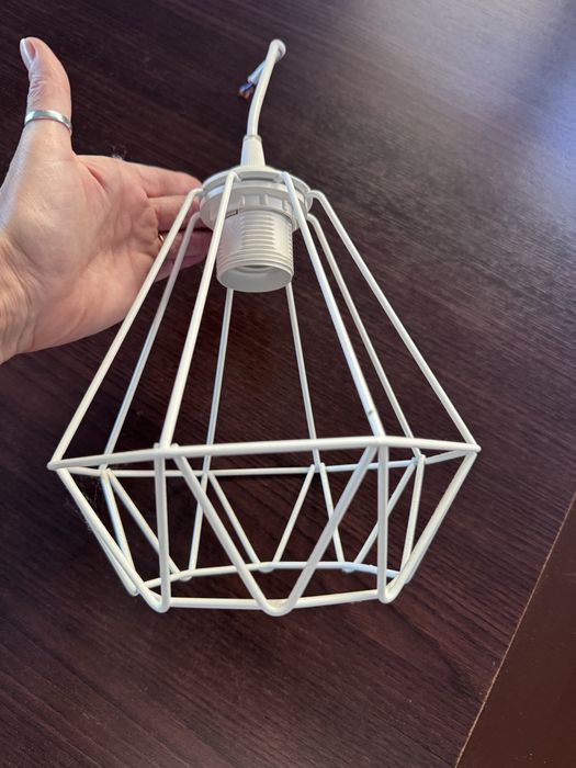 Żyrandol klosz druciany biały