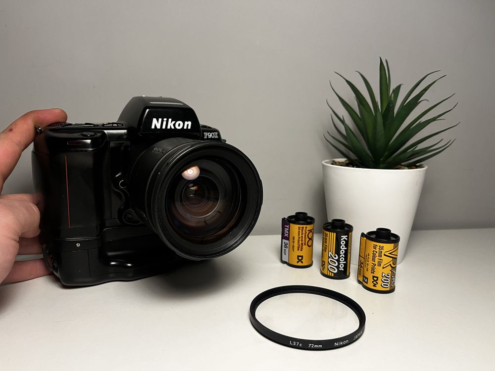Nikon F90X 28-200mm f3,8-5,6 - aparat analogowy, zadbany, z kolekcji