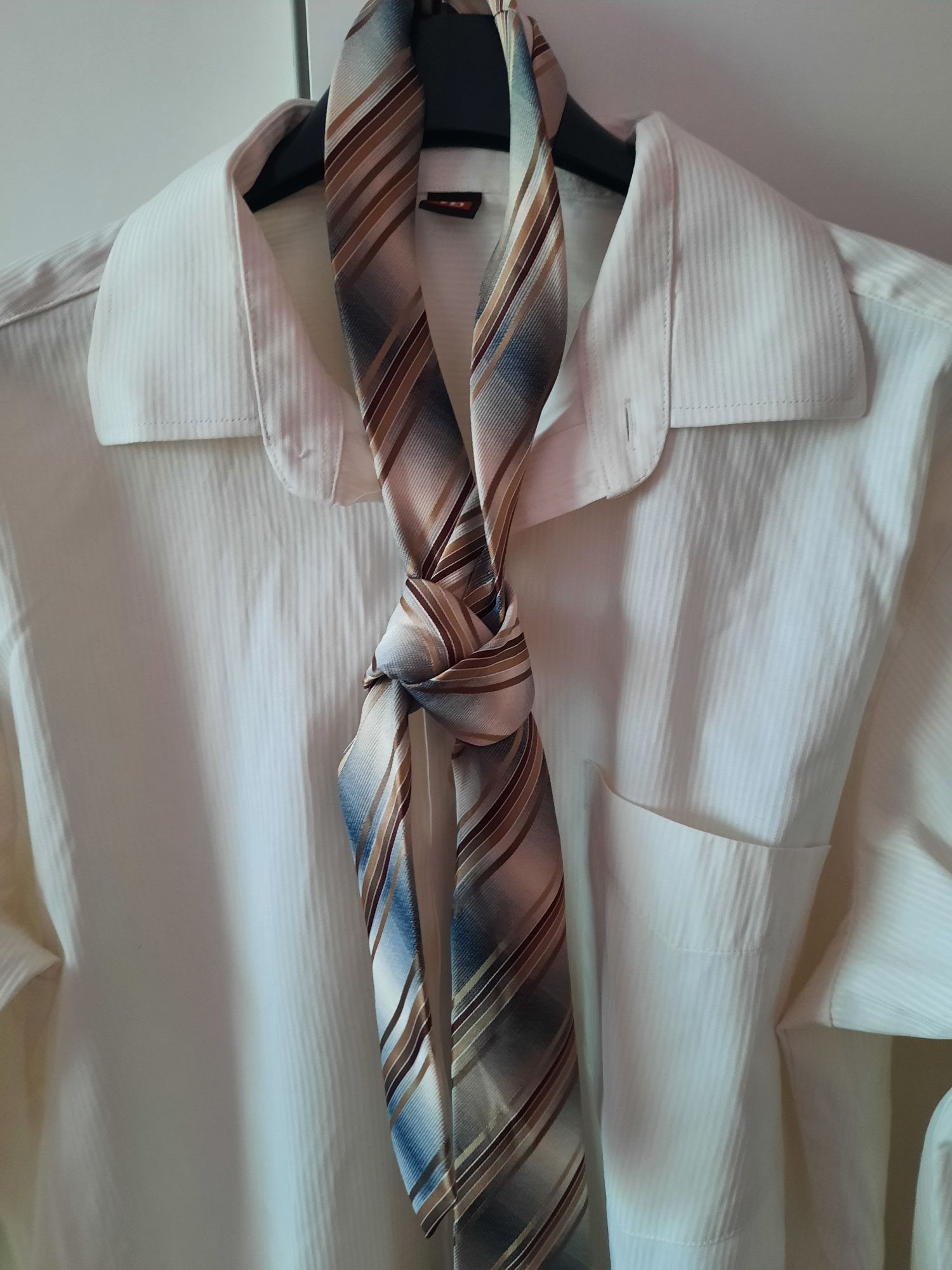 Dwie koszule do garnituru męskie, krawat