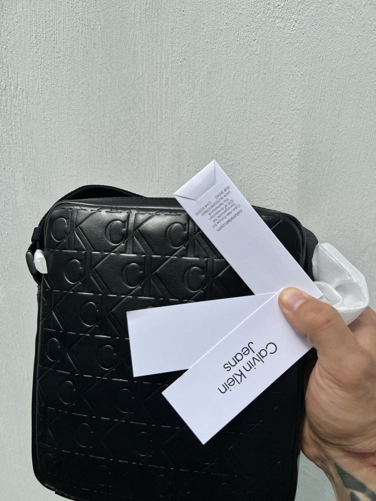 сумка calvin klein jeans кожаная черная монограмная купить