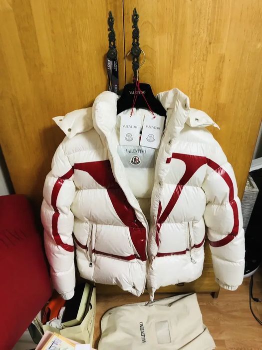 Пуховик Valentino x Moncler куртка валентино монклер