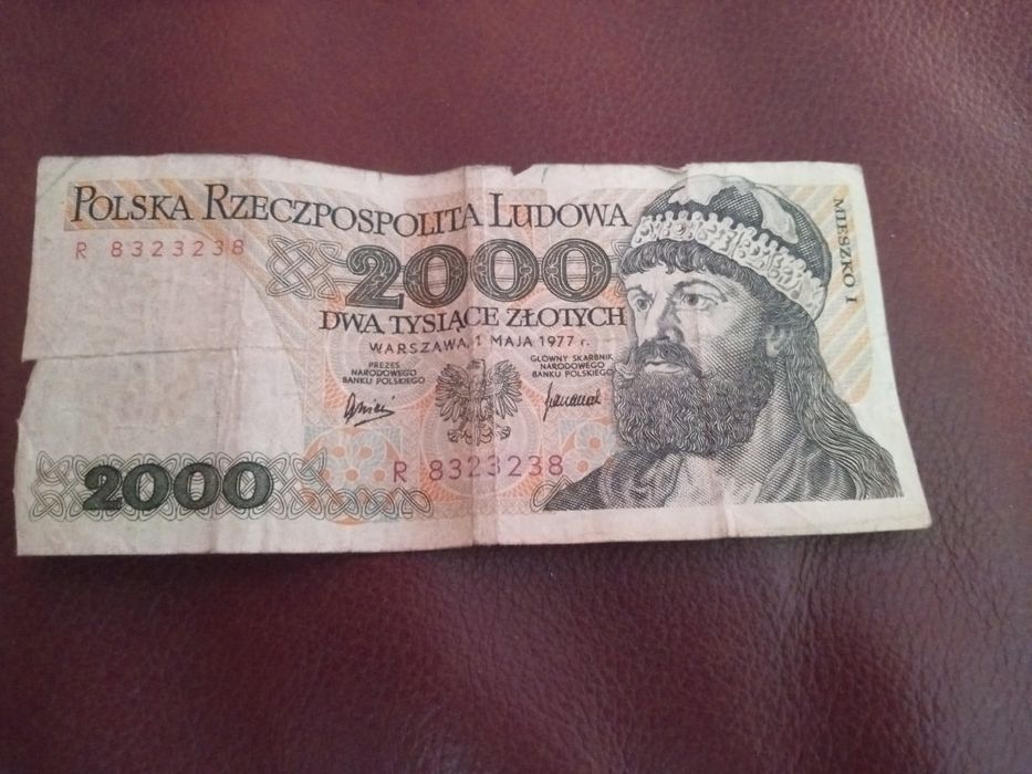 Banknot 2000 zł z czasów PRL z roku 1977 .