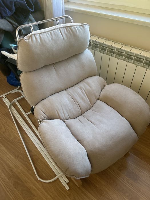 Fotel bujany beżowy stalowy