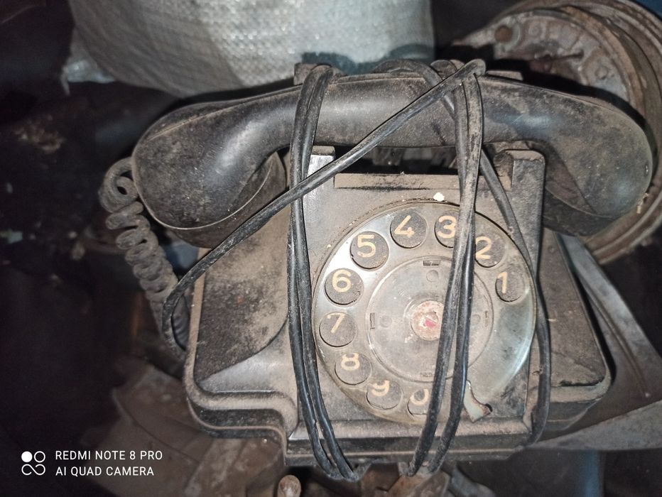 Телефон довоєнного стильа.