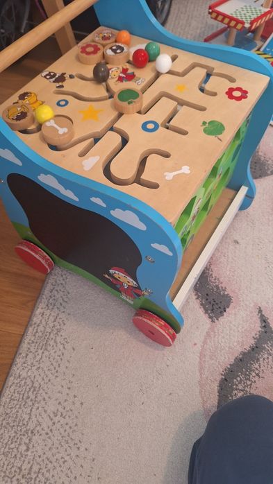 Drewniana skrzynka na kółkach dla dzieci