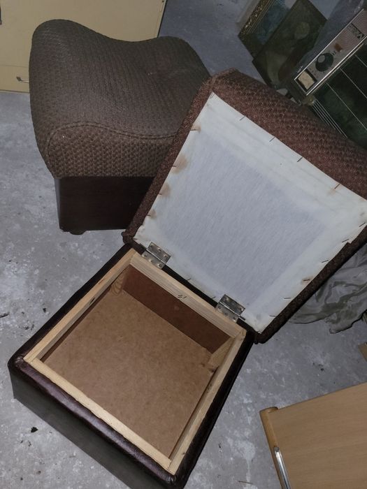 Stół z pufami w zestawie