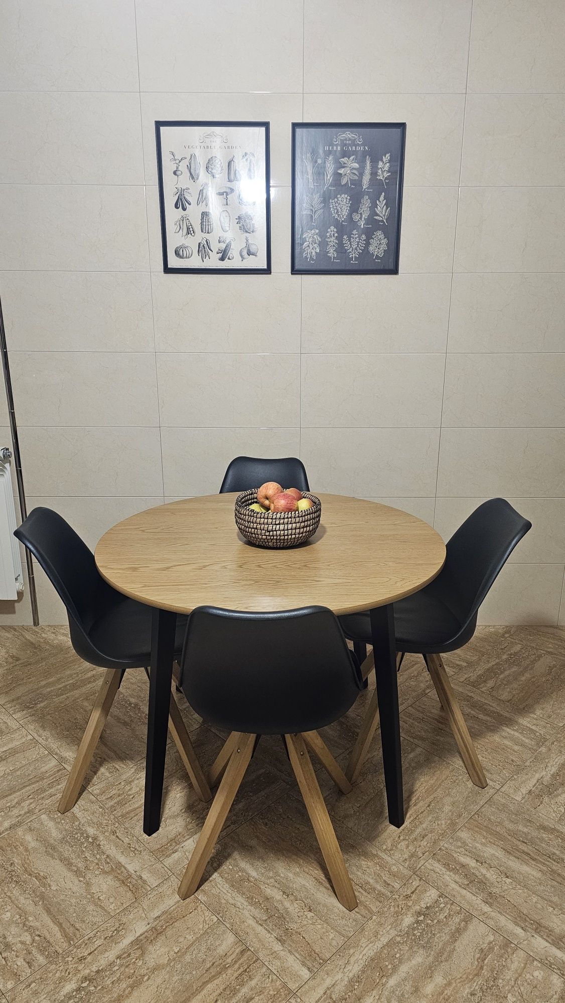 Vendo mesa de cozinha e 4 cadeiras