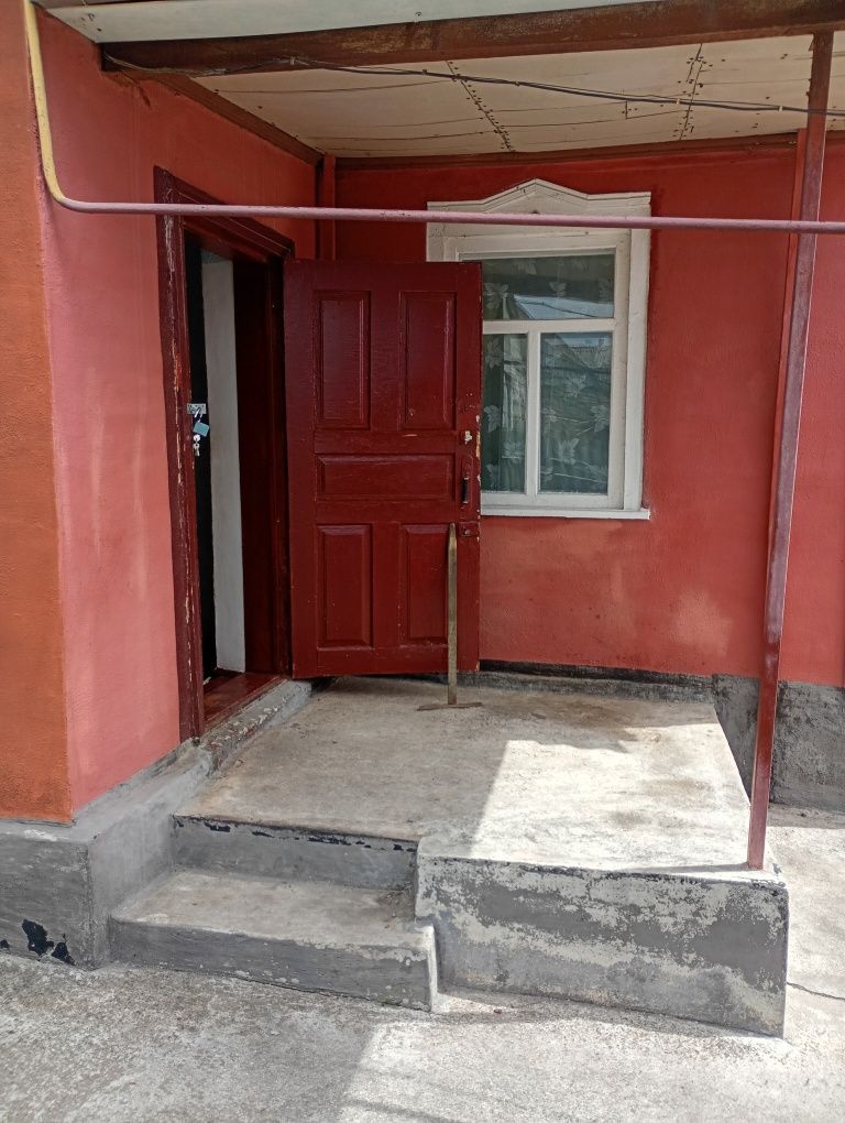 Продається пів будинку