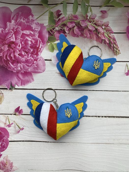 Подарунки за кордон/Брелоки з символікою будь-яких країн світу