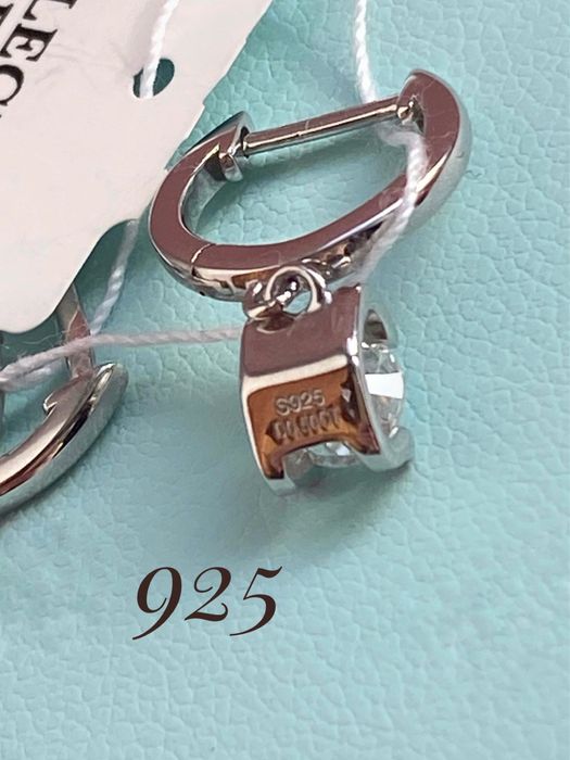 Элегантные серебряные сережки с муассанитами-бриллиантами