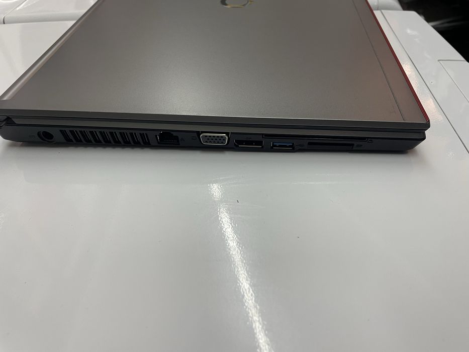 Ноутбук Fujitsu LIFEBOOK E756