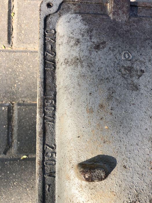 Lampa kanałowa Polam Wilkasy PRL żeliwna