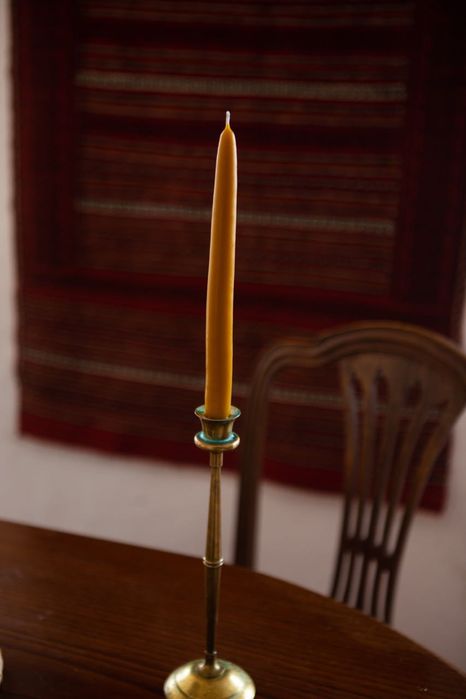 velas tradicionais de cera de abelha mergulhadas à mão