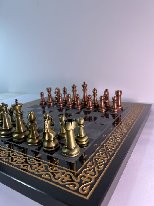 Шахмати з чорного каменю