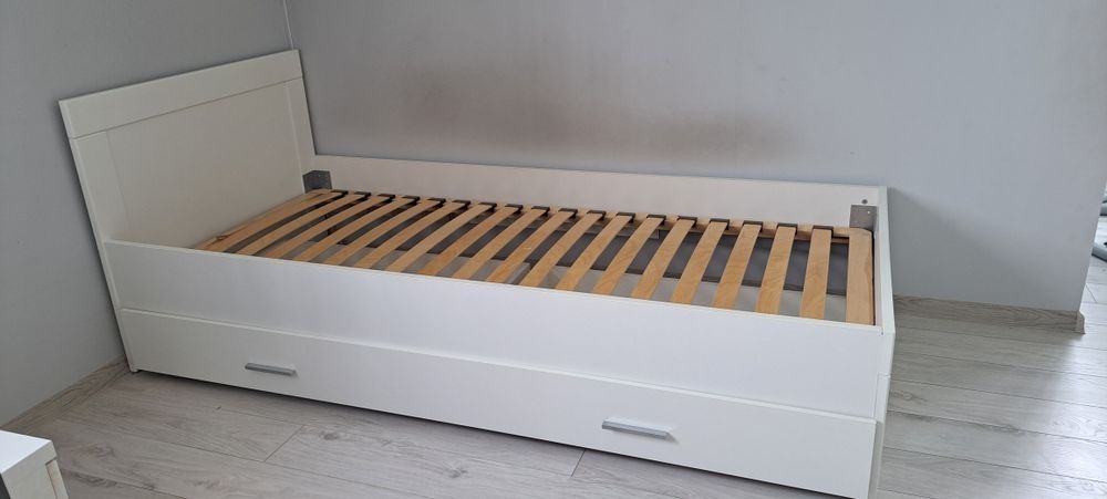 łóżko z materacem