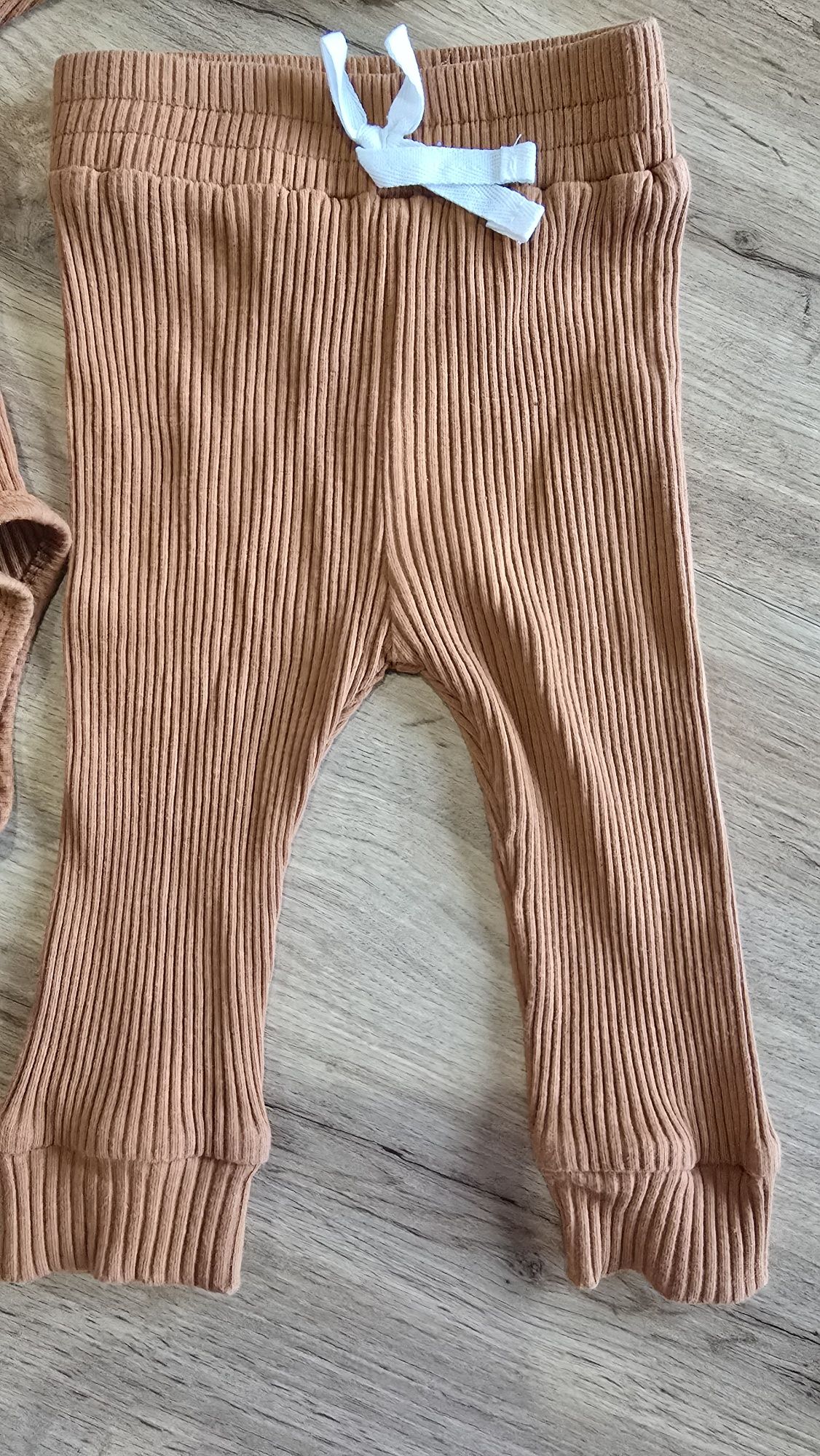 Komplet niemowlęcy z bawełny prążkowanej r. 6-9M