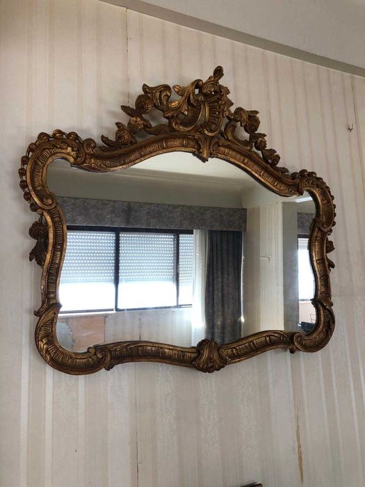 Espelho em talha de madeira dourada