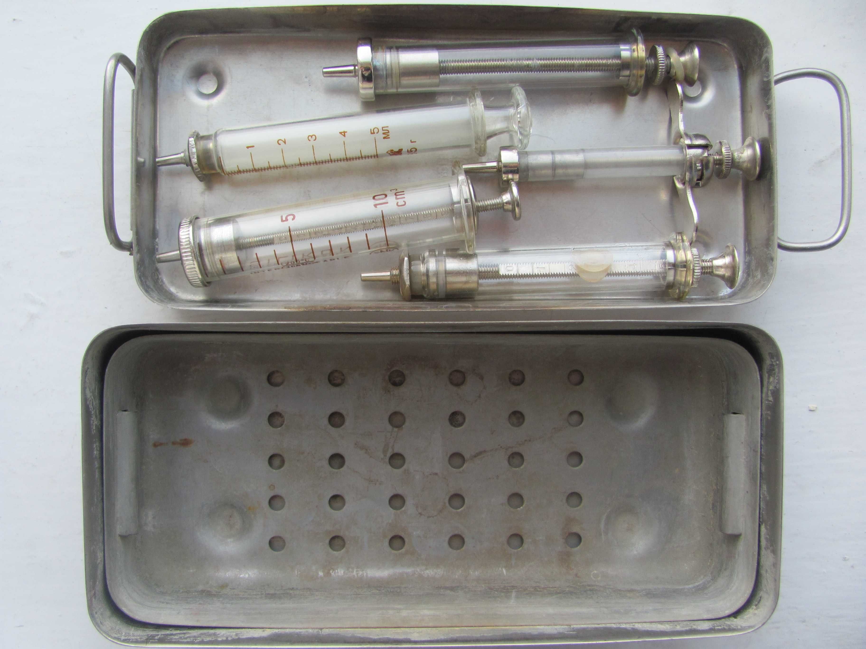 Стерилізатор і шприци скляні і ветеринарні